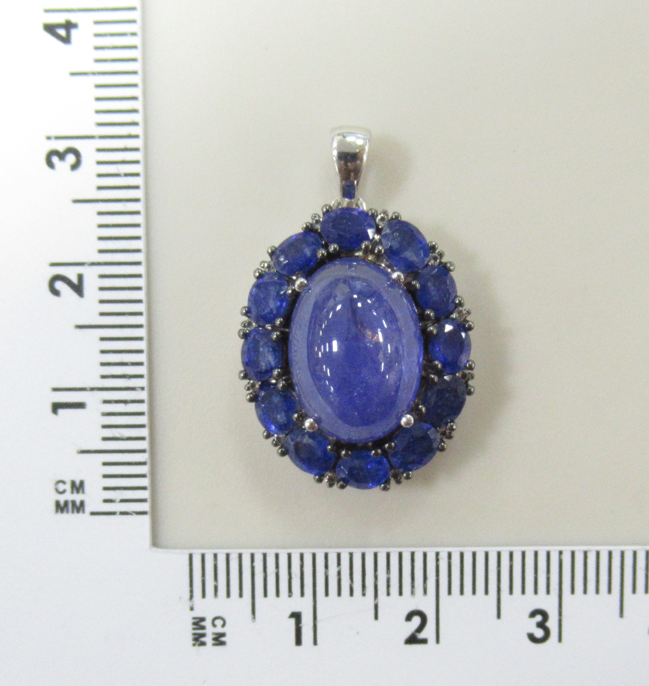 Серебряная подвеска 925 пробы; родий (бел.,черн.); вставки 1 Танзанит 8ct; 12 Сапфир F/2 2,64ct; 12